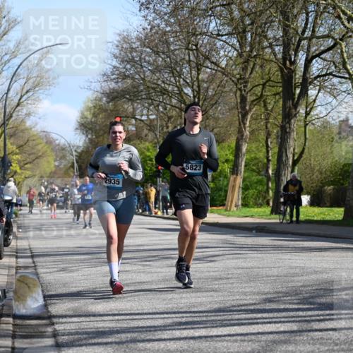 12.04.2026 - 45. Internationalen Wilhelmsburger Insellauf J. Mangold http://msf.ph/oto/9462895 12.04.2026 10:50:59 Ziel 3039, 3550, 4659, 2935, 5823, 2762, 5618, 4756, 2506, 4756, 2506, 3996, 5608, 2598, 3049, 4263, 5769, 3572, 4503 meine-sportfotos.de