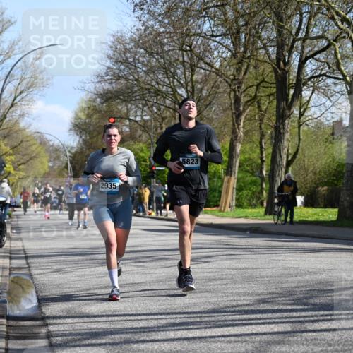 12.04.2026 - 45. Internationalen Wilhelmsburger Insellauf J. Mangold http://msf.ph/oto/9462896 12.04.2026 10:50:59 Ziel 3039, 3550, 4659, 2935, 5823, 2762, 5618, 4756, 2506, 4756, 2506, 3996, 5608, 2598, 3049, 4263, 5769, 3572, 4503 meine-sportfotos.de