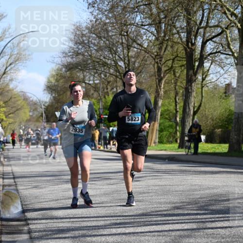 12.04.2026 - 45. Internationalen Wilhelmsburger Insellauf J. Mangold http://msf.ph/oto/9462899 12.04.2026 10:50:59 Ziel 3039, 3550, 4659, 2935, 5823, 2762, 5618, 4756, 2506, 4756, 2506, 3996, 5608, 2598, 3049, 4263, 5769, 3572, 4503 meine-sportfotos.de