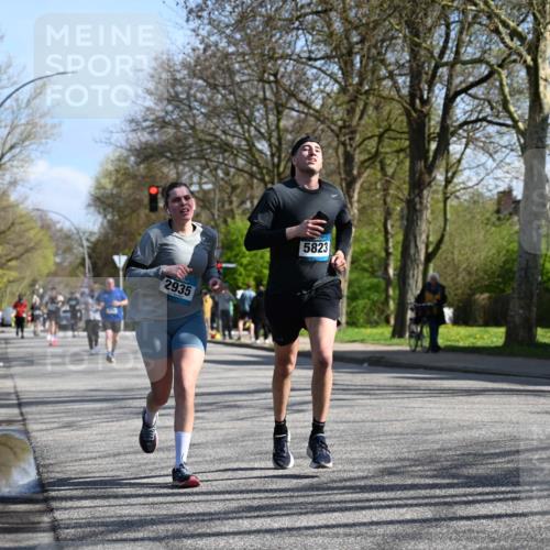 12.04.2026 - 45. Internationalen Wilhelmsburger Insellauf J. Mangold http://msf.ph/oto/9462902 12.04.2026 10:50:59 Ziel 3039, 3550, 4659, 2935, 5823, 2762, 5618, 4756, 2506, 4756, 2506, 3996, 5608, 2598, 3049, 4263, 5769, 3572, 4503 meine-sportfotos.de