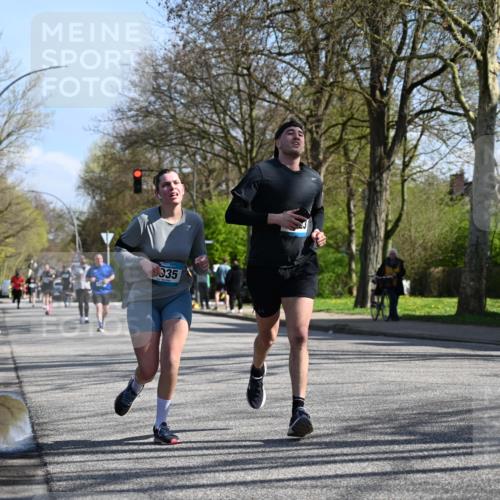 12.04.2026 - 45. Internationalen Wilhelmsburger Insellauf J. Mangold http://msf.ph/oto/9462903 12.04.2026 10:50:59 Ziel 3039, 3550, 4659, 2935, 5823, 2762, 5618, 4756, 2506, 4756, 2506, 3996, 5608, 2598, 3049, 4263, 5769, 3572, 4503 meine-sportfotos.de