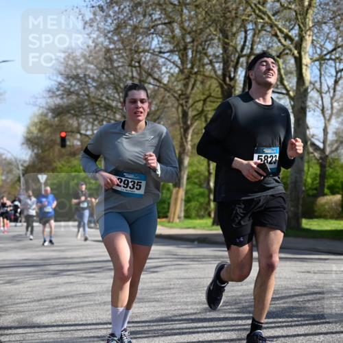 12.04.2026 - 45. Internationalen Wilhelmsburger Insellauf J. Mangold http://msf.ph/oto/9462918 12.04.2026 10:51:00 Ziel 3039, 3550, 4659, 2935, 5823, 2762, 5618, 4756, 2506, 3996, 5608, 2598, 3049, 4263, 5769, 3572, 4503 meine-sportfotos.de