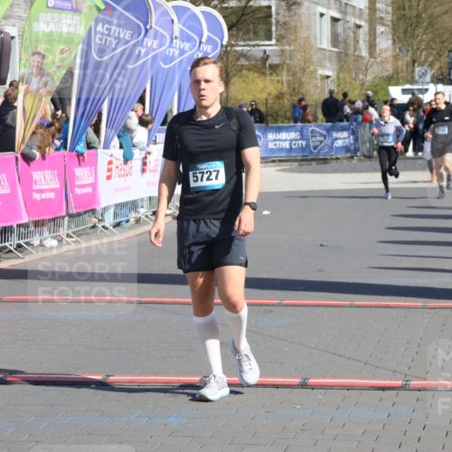 12.04.2026 - 45. Internationalen Wilhelmsburger Insellauf Strokosch-Dieckow http://msf.ph/oto/9462921 12.04.2026 10:53:10 Ziel 3237, 5727 meine-sportfotos.de