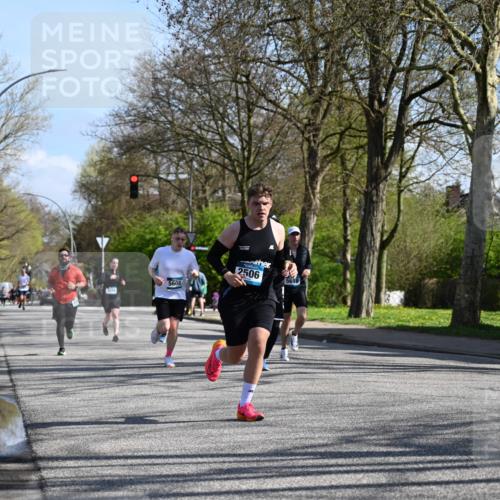 12.04.2026 - 45. Internationalen Wilhelmsburger Insellauf J. Mangold http://msf.ph/oto/9462925 12.04.2026 10:51:11 Ziel 2935, 5823, 2762, 5618, 4756, 2506, 3996, 5608, 2598, 3049, 4263, 5769, 3572, 4503, 3183, 3567, 2729, 5553, 2837, 4541, 2432 meine-sportfotos.de