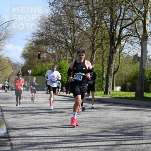 12.04.2026 - 45. Internationalen Wilhelmsburger Insellauf J. Mangold http://msf.ph/oto/9462927 12.04.2026 10:51:11 Ziel 2935, 5823, 2762, 5618, 4756, 2506, 3996, 5608, 2598, 3049, 4263, 5769, 3572, 4503, 3183, 3567, 2729, 5553, 2837, 4541, 2432 meine-sportfotos.de