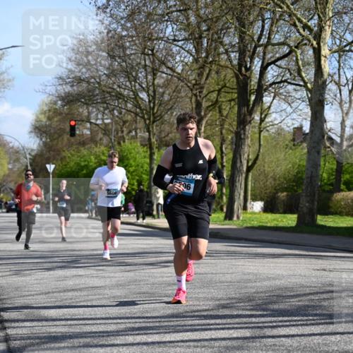 12.04.2026 - 45. Internationalen Wilhelmsburger Insellauf J. Mangold http://msf.ph/oto/9462932 12.04.2026 10:51:12 Ziel 2935, 5823, 2762, 5618, 4756, 2506, 3996, 5608, 2598, 3049, 4263, 5769, 3572, 4503, 3183, 3567, 2729, 5553, 2837, 4541, 2432 meine-sportfotos.de