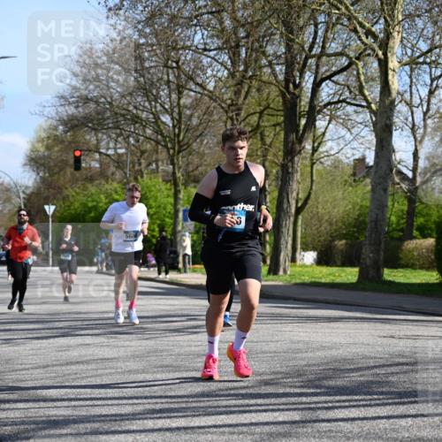 12.04.2026 - 45. Internationalen Wilhelmsburger Insellauf J. Mangold http://msf.ph/oto/9462934 12.04.2026 10:51:12 Ziel 2935, 5823, 2762, 5618, 4756, 2506, 3996, 5608, 2598, 3049, 4263, 5769, 3572, 4503, 3183, 3567, 2729, 5553, 2837, 4541, 2432 meine-sportfotos.de