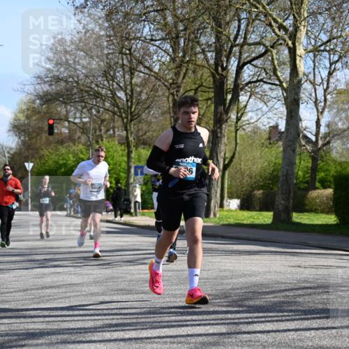 12.04.2026 - 45. Internationalen Wilhelmsburger Insellauf J. Mangold http://msf.ph/oto/9462935 12.04.2026 10:51:12 Ziel 2935, 5823, 2762, 5618, 4756, 2506, 3996, 5608, 2598, 3049, 4263, 5769, 3572, 4503, 3183, 3567, 2729, 5553, 2837, 4541, 2432 meine-sportfotos.de
