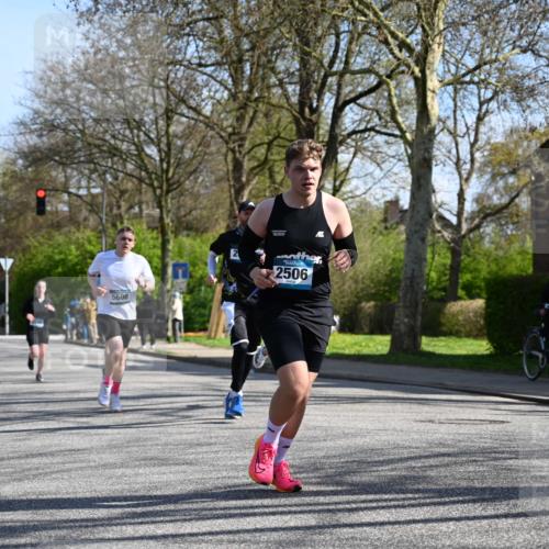 12.04.2026 - 45. Internationalen Wilhelmsburger Insellauf J. Mangold http://msf.ph/oto/9462938 12.04.2026 10:51:12 Ziel 2935, 5823, 2762, 5618, 4756, 2506, 3996, 5608, 2598, 3049, 4263, 5769, 3572, 4503, 3183, 3567, 2729, 5553, 2837, 4541, 2432 meine-sportfotos.de