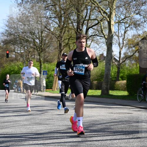 12.04.2026 - 45. Internationalen Wilhelmsburger Insellauf J. Mangold http://msf.ph/oto/9462939 12.04.2026 10:51:12 Ziel 2935, 5823, 2762, 5618, 4756, 2506, 3996, 5608, 2598, 3049, 4263, 5769, 3572, 4503, 3183, 3567, 2729, 5553, 2837, 4541, 2432 meine-sportfotos.de