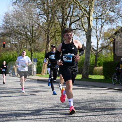 12.04.2026 - 45. Internationalen Wilhelmsburger Insellauf J. Mangold http://msf.ph/oto/9462942 12.04.2026 10:51:12 Ziel 2935, 5823, 2762, 5618, 4756, 2506, 3996, 5608, 2598, 3049, 4263, 5769, 3572, 4503, 3183, 3567, 2729, 5553, 2837, 4541, 2432 meine-sportfotos.de
