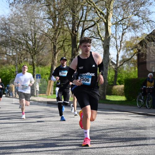 12.04.2026 - 45. Internationalen Wilhelmsburger Insellauf J. Mangold http://msf.ph/oto/9462944 12.04.2026 10:51:12 Ziel 2935, 5823, 2762, 5618, 4756, 2506, 3996, 5608, 2598, 3049, 4263, 5769, 3572, 4503, 3183, 3567, 2729, 5553, 2837, 4541, 2432 meine-sportfotos.de