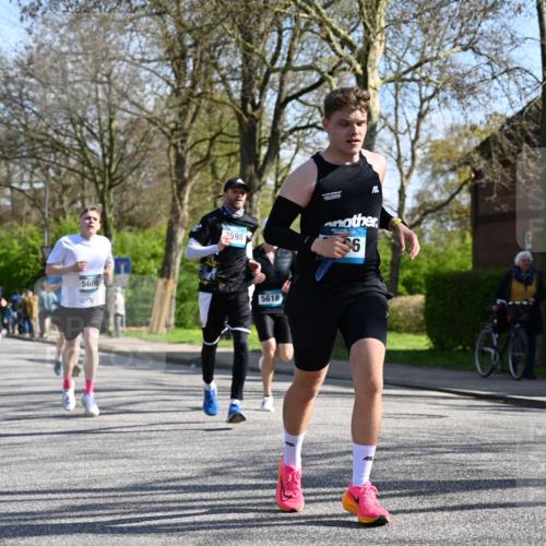 12.04.2026 - 45. Internationalen Wilhelmsburger Insellauf J. Mangold http://msf.ph/oto/9462946 12.04.2026 10:51:13 Ziel 2935, 5823, 2762, 5618, 4756, 2506, 3996, 5608, 2598, 3049, 4263, 5769, 3572, 3572, 4503, 3183, 3567, 2729, 5553, 2837, 4541, 2432 meine-sportfotos.de
