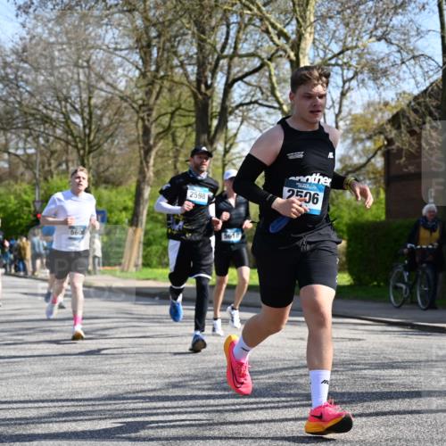 12.04.2026 - 45. Internationalen Wilhelmsburger Insellauf J. Mangold http://msf.ph/oto/9462947 12.04.2026 10:51:13 Ziel 2935, 5823, 2762, 5618, 4756, 2506, 3996, 5608, 2598, 3049, 4263, 5769, 3572, 3572, 4503, 3183, 3567, 2729, 5553, 2837, 4541, 2432 meine-sportfotos.de