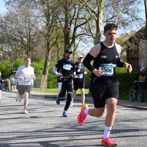 12.04.2026 - 45. Internationalen Wilhelmsburger Insellauf J. Mangold http://msf.ph/oto/9462949 12.04.2026 10:51:13 Ziel 2935, 5823, 2762, 5618, 4756, 2506, 3996, 5608, 2598, 3049, 4263, 5769, 3572, 3572, 4503, 3183, 3567, 2729, 5553, 2837, 4541, 2432 meine-sportfotos.de