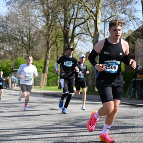 12.04.2026 - 45. Internationalen Wilhelmsburger Insellauf J. Mangold http://msf.ph/oto/9462952 12.04.2026 10:51:13 Ziel 2935, 5823, 2762, 5618, 4756, 2506, 3996, 5608, 2598, 3049, 4263, 5769, 3572, 3572, 4503, 3183, 3567, 2729, 5553, 2837, 4541, 2432 meine-sportfotos.de