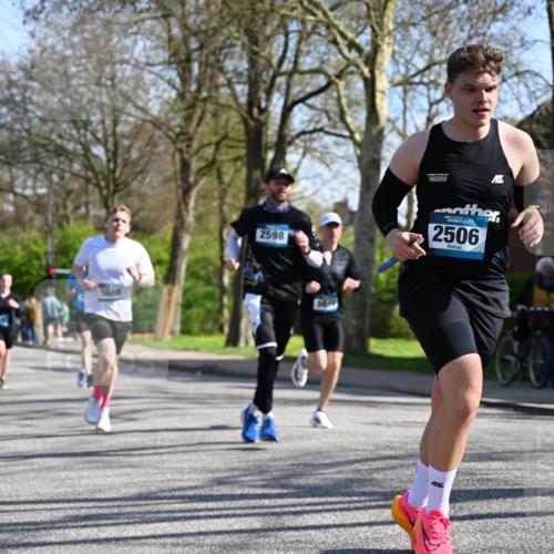 12.04.2026 - 45. Internationalen Wilhelmsburger Insellauf J. Mangold http://msf.ph/oto/9462953 12.04.2026 10:51:13 Ziel 2935, 5823, 2762, 5618, 4756, 2506, 3996, 5608, 2598, 3049, 4263, 5769, 3572, 3572, 4503, 3183, 3567, 2729, 5553, 2837, 4541, 2432 meine-sportfotos.de