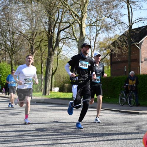 12.04.2026 - 45. Internationalen Wilhelmsburger Insellauf J. Mangold http://msf.ph/oto/9462963 12.04.2026 10:51:13 Ziel 2935, 5823, 2762, 5618, 4756, 2506, 3996, 5608, 2598, 3049, 4263, 5769, 3572, 3572, 4503, 3183, 3567, 2729, 5553, 2837, 4541, 2432 meine-sportfotos.de