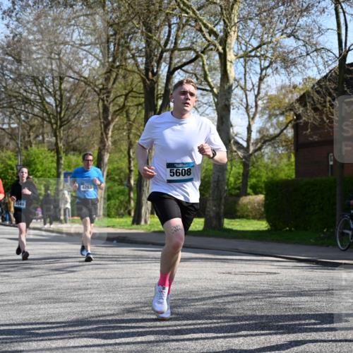 12.04.2026 - 45. Internationalen Wilhelmsburger Insellauf J. Mangold http://msf.ph/oto/9462972 12.04.2026 10:51:14 Ziel 2762, 5618, 4756, 2506, 3996, 5608, 2598, 3049, 4263, 5769, 3572, 4503, 3183, 3567, 2729, 5553, 2837, 4541, 2432 meine-sportfotos.de