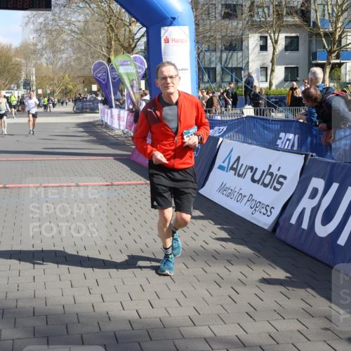 12.04.2026 - 45. Internationalen Wilhelmsburger Insellauf Strokosch-Dieckow http://msf.ph/oto/9463101 12.04.2026 11:12:09 Ziel 3112, 2725, 2770, 3029, 3028 meine-sportfotos.de