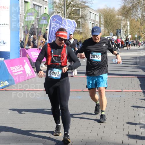 12.04.2026 - 45. Internationalen Wilhelmsburger Insellauf Strokosch-Dieckow http://msf.ph/oto/9463143 12.04.2026 10:53:24 Ziel 5491, 3576, 4457, 2978, 2004 meine-sportfotos.de