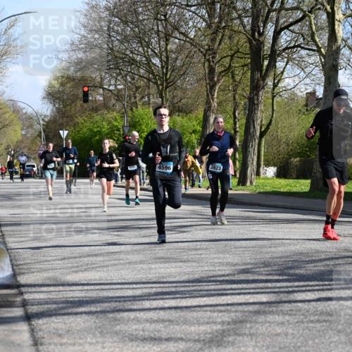 12.04.2026 - 45. Internationalen Wilhelmsburger Insellauf J. Mangold http://msf.ph/oto/9463221 12.04.2026 10:52:03 Ziel 4414, 5671, 4596, 4024, 5789, 3151, 3674, 3184, 3366, 3923, 3887, 3102, 3852, 2239, 2256, 2255, 5501, 5574, 4710, 4689, 4836, 3291, 5284, 3577, 2625, 4008, 3237 meine-sportfotos.de