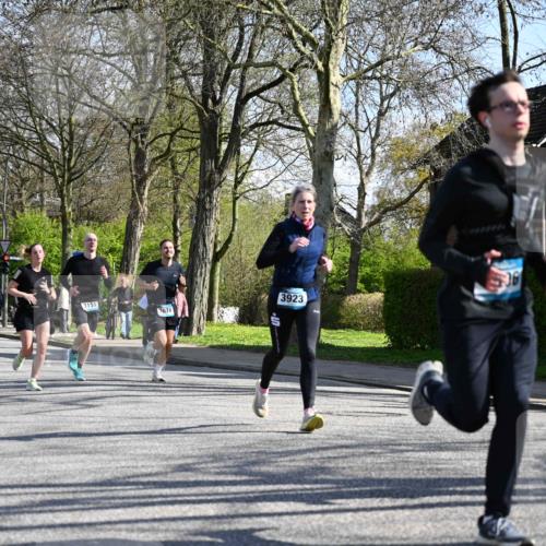 12.04.2026 - 45. Internationalen Wilhelmsburger Insellauf J. Mangold http://msf.ph/oto/9463244 12.04.2026 10:52:05 Ziel 4414, 5671, 4596, 4024, 5789, 3151, 3674, 3184, 3366, 3923, 3887, 3102, 3852, 2239, 2256, 2255, 2256, 2255, 5501, 5574, 4710, 4689, 4836, 3291, 5284, 3577, 2625, 4008, 3237, 5727 meine-sportfotos.de