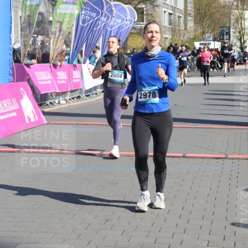 12.04.2026 - 45. Internationalen Wilhelmsburger Insellauf Strokosch-Dieckow http://msf.ph/oto/9463248 12.04.2026 10:53:28 Ziel 4457, 2978, 2004 meine-sportfotos.de