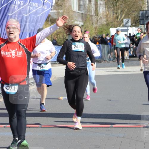12.04.2026 - 45. Internationalen Wilhelmsburger Insellauf Strokosch-Dieckow http://msf.ph/oto/9463374 12.04.2026 11:12:36 Ziel 4971, 2489, 3844, 5741, 2668 meine-sportfotos.de