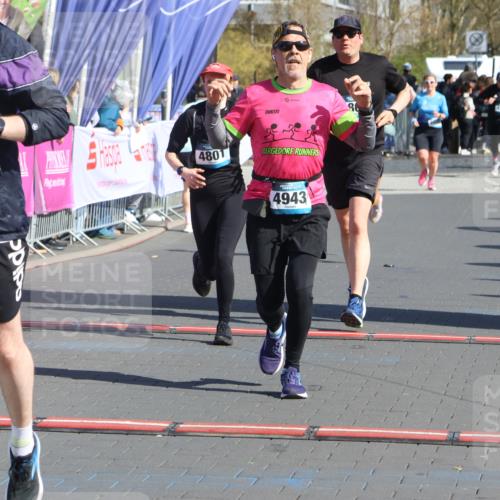 12.04.2026 - 45. Internationalen Wilhelmsburger Insellauf Strokosch-Dieckow http://msf.ph/oto/9463375 12.04.2026 10:53:37 Ziel 2162, 4943, 4801, 4802, 5544 meine-sportfotos.de