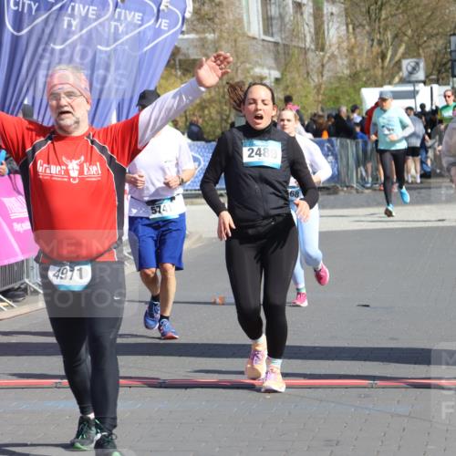 12.04.2026 - 45. Internationalen Wilhelmsburger Insellauf Strokosch-Dieckow http://msf.ph/oto/9463381 12.04.2026 11:12:36 Ziel 4971, 2489, 3844, 5741, 2668 meine-sportfotos.de