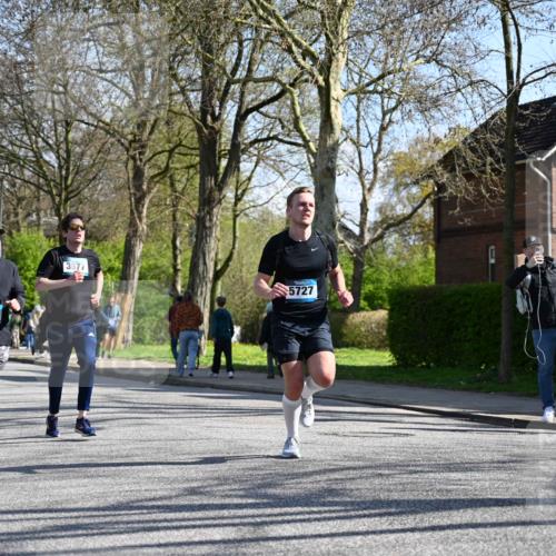 12.04.2026 - 45. Internationalen Wilhelmsburger Insellauf J. Mangold http://msf.ph/oto/9463406 12.04.2026 10:52:40 Ziel 3291, 5284, 3577, 2625, 4008, 3237, 5727, 2746, 2355, 5491, 3576, 4457, 2978, 2004, 2162, 4943, 4801, 4802, 5544, 4499 meine-sportfotos.de