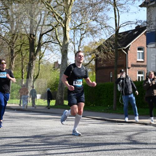 12.04.2026 - 45. Internationalen Wilhelmsburger Insellauf J. Mangold http://msf.ph/oto/9463411 12.04.2026 10:52:41 Ziel 3291, 5284, 3577, 2625, 4008, 3237, 5727, 2746, 2355, 5491, 5491, 3576, 4457, 2978, 2004, 2162, 4943, 4801, 4802, 5544, 4499, 4277, 2600, 5490 meine-sportfotos.de