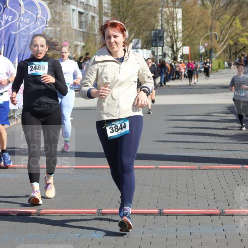 12.04.2026 - 45. Internationalen Wilhelmsburger Insellauf Strokosch-Dieckow http://msf.ph/oto/9463438 12.04.2026 11:12:38 Ziel 4971, 2489, 3844, 5741, 2668 meine-sportfotos.de
