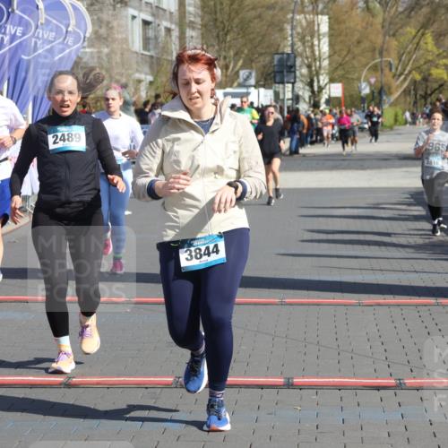 12.04.2026 - 45. Internationalen Wilhelmsburger Insellauf Strokosch-Dieckow http://msf.ph/oto/9463458 12.04.2026 11:12:38 Ziel 4971, 2489, 3844, 5741, 2668 meine-sportfotos.de