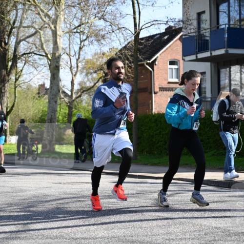 12.04.2026 - 45. Internationalen Wilhelmsburger Insellauf J. Mangold http://msf.ph/oto/9463460 12.04.2026 10:52:52 Ziel 5727, 2746, 2355, 5491, 3576, 4457, 2978, 2004, 2162, 4943, 4801, 4802, 5544, 4499, 4499, 4277, 2600, 5490, 5576, 5614, 4750, 2593 meine-sportfotos.de
