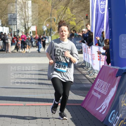 12.04.2026 - 45. Internationalen Wilhelmsburger Insellauf Strokosch-Dieckow http://msf.ph/oto/9463471 12.04.2026 11:12:42 Ziel 5741, 2668, 2816, 2918, 3589 meine-sportfotos.de