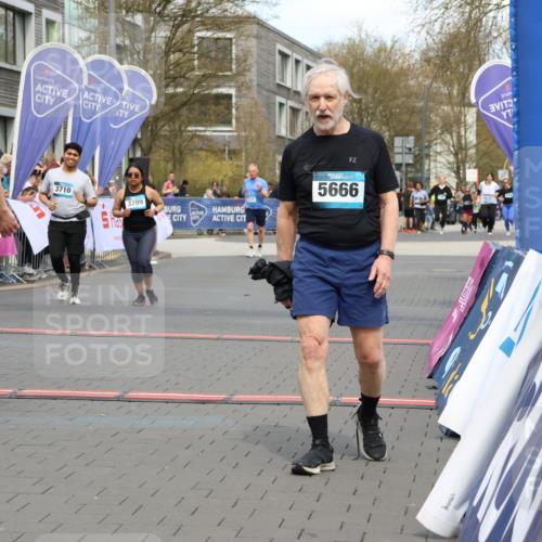 12.04.2026 - 45. Internationalen Wilhelmsburger Insellauf Strokosch-Dieckow http://msf.ph/oto/9463565 12.04.2026 13:16:32 Ziel 5666, 3993, 5517, 3710, 3709 meine-sportfotos.de