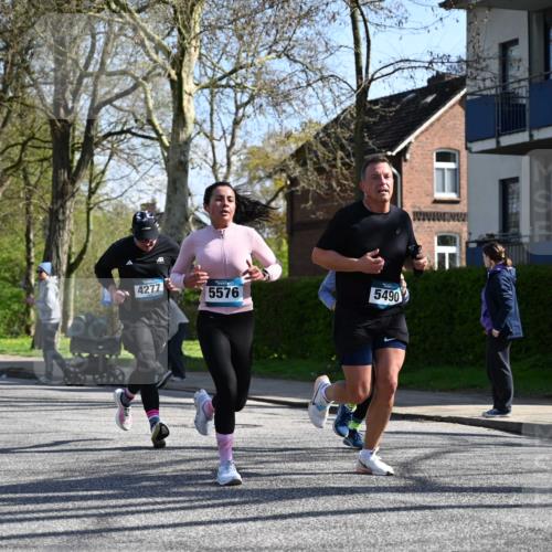 12.04.2026 - 45. Internationalen Wilhelmsburger Insellauf J. Mangold http://msf.ph/oto/9463585 12.04.2026 10:53:18 Ziel 2162, 4943, 4801, 4802, 5544, 4499, 4277, 2600, 5490, 5576, 5614, 4750, 2593, 2834, 2834, 2554, 5617, 5650, 4338, 5406, 2368, 5347 meine-sportfotos.de