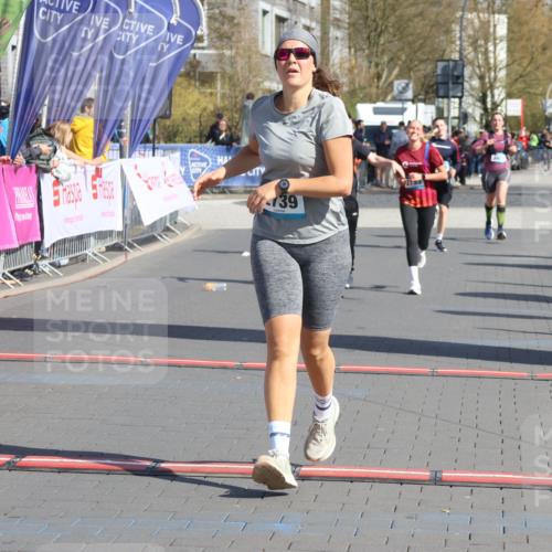 12.04.2026 - 45. Internationalen Wilhelmsburger Insellauf Strokosch-Dieckow http://msf.ph/oto/9463712 12.04.2026 11:13:01 Ziel 2435, 3517, 2739 meine-sportfotos.de