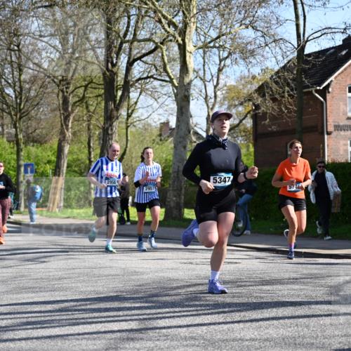 12.04.2026 - 45. Internationalen Wilhelmsburger Insellauf J. Mangold http://msf.ph/oto/9463762 12.04.2026 10:53:57 Ziel 4338, 5406, 2368, 5347, 3399, 2606, 3918, 5740, 2958, 2957, 2895, 3724, 2399, 3580, 3596, 4131, 2569, 4389, 4390, 2701 meine-sportfotos.de
