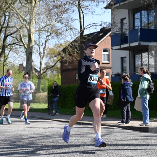 12.04.2026 - 45. Internationalen Wilhelmsburger Insellauf J. Mangold http://msf.ph/oto/9463771 12.04.2026 10:53:58 Ziel 5406, 2368, 5347, 3399, 2606, 3918, 5740, 2958, 2957, 2895, 3724, 2399, 3580, 3596, 4131, 2569, 4389, 4390, 2701 meine-sportfotos.de