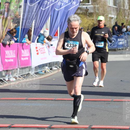 12.04.2026 - 45. Internationalen Wilhelmsburger Insellauf Strokosch-Dieckow http://msf.ph/oto/9463854 12.04.2026 10:54:12 Ziel 4338, 5406 meine-sportfotos.de