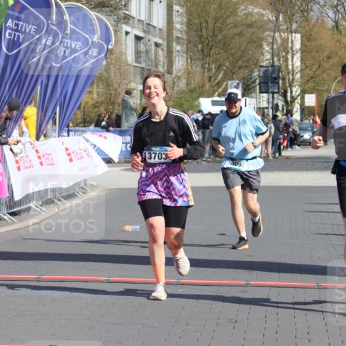 12.04.2026 - 45. Internationalen Wilhelmsburger Insellauf Strokosch-Dieckow http://msf.ph/oto/9463927 12.04.2026 11:13:35 Ziel 3714, 3703, 3092, 3155 meine-sportfotos.de