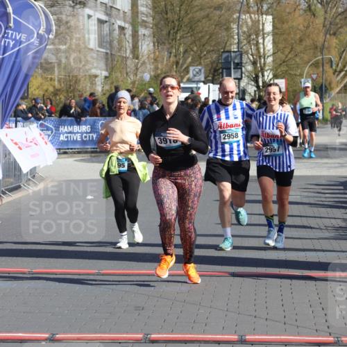 12.04.2026 - 45. Internationalen Wilhelmsburger Insellauf Strokosch-Dieckow http://msf.ph/oto/9463952 12.04.2026 10:54:29 Ziel 2606, 3918, 5740, 2958, 2957, 2895 meine-sportfotos.de