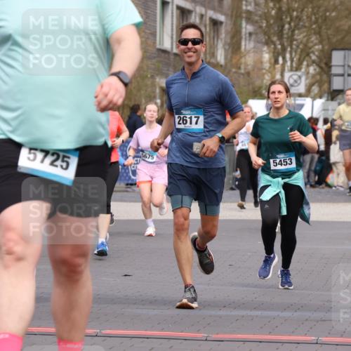 12.04.2026 - 45. Internationalen Wilhelmsburger Insellauf Strokosch-Dieckow http://msf.ph/oto/9463957 12.04.2026 13:15:58 Ziel 3232, 2774, 5725, 3770, 2617, 5453 meine-sportfotos.de