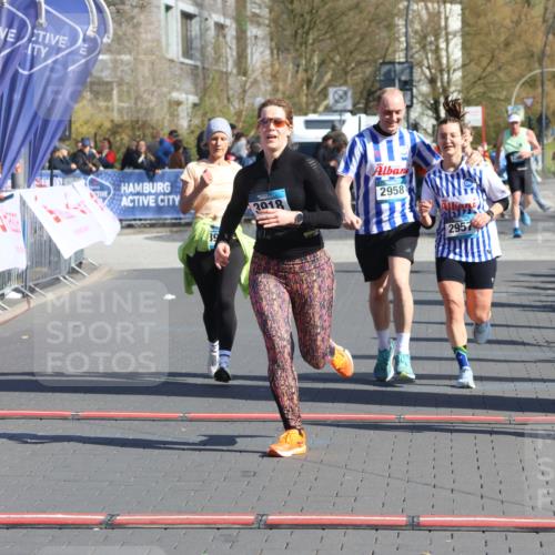 12.04.2026 - 45. Internationalen Wilhelmsburger Insellauf Strokosch-Dieckow http://msf.ph/oto/9463959 12.04.2026 10:54:29 Ziel 2606, 3918, 5740, 2958, 2957, 2895 meine-sportfotos.de