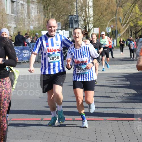 12.04.2026 - 45. Internationalen Wilhelmsburger Insellauf Strokosch-Dieckow http://msf.ph/oto/9463968 12.04.2026 10:54:30 Ziel 2606, 3918, 5740, 2958, 2957, 2895 meine-sportfotos.de