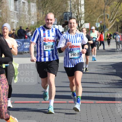 12.04.2026 - 45. Internationalen Wilhelmsburger Insellauf Strokosch-Dieckow http://msf.ph/oto/9463976 12.04.2026 10:54:31 Ziel 3918, 5740, 2958, 2957, 2895 meine-sportfotos.de