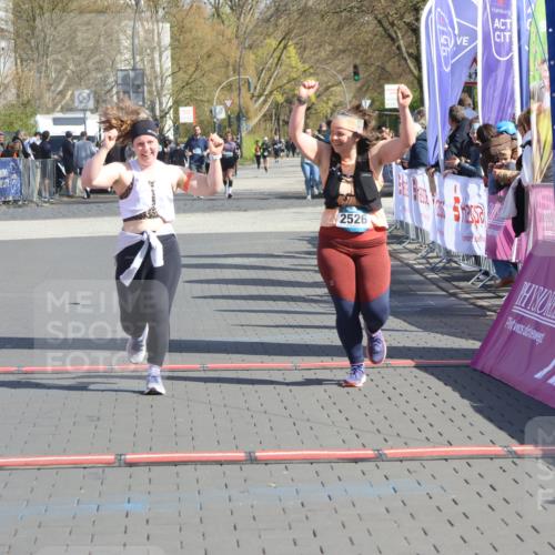 12.04.2026 - 45. Internationalen Wilhelmsburger Insellauf Strokosch-Dieckow http://msf.ph/oto/9463983 12.04.2026 11:14:05 Ziel 2527, 2526 meine-sportfotos.de